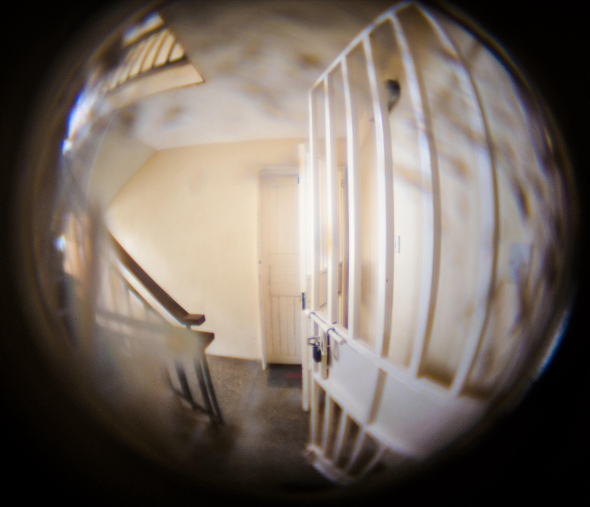 Jak zamontować wizjer w drzwiach? Praktyczny przewodnik