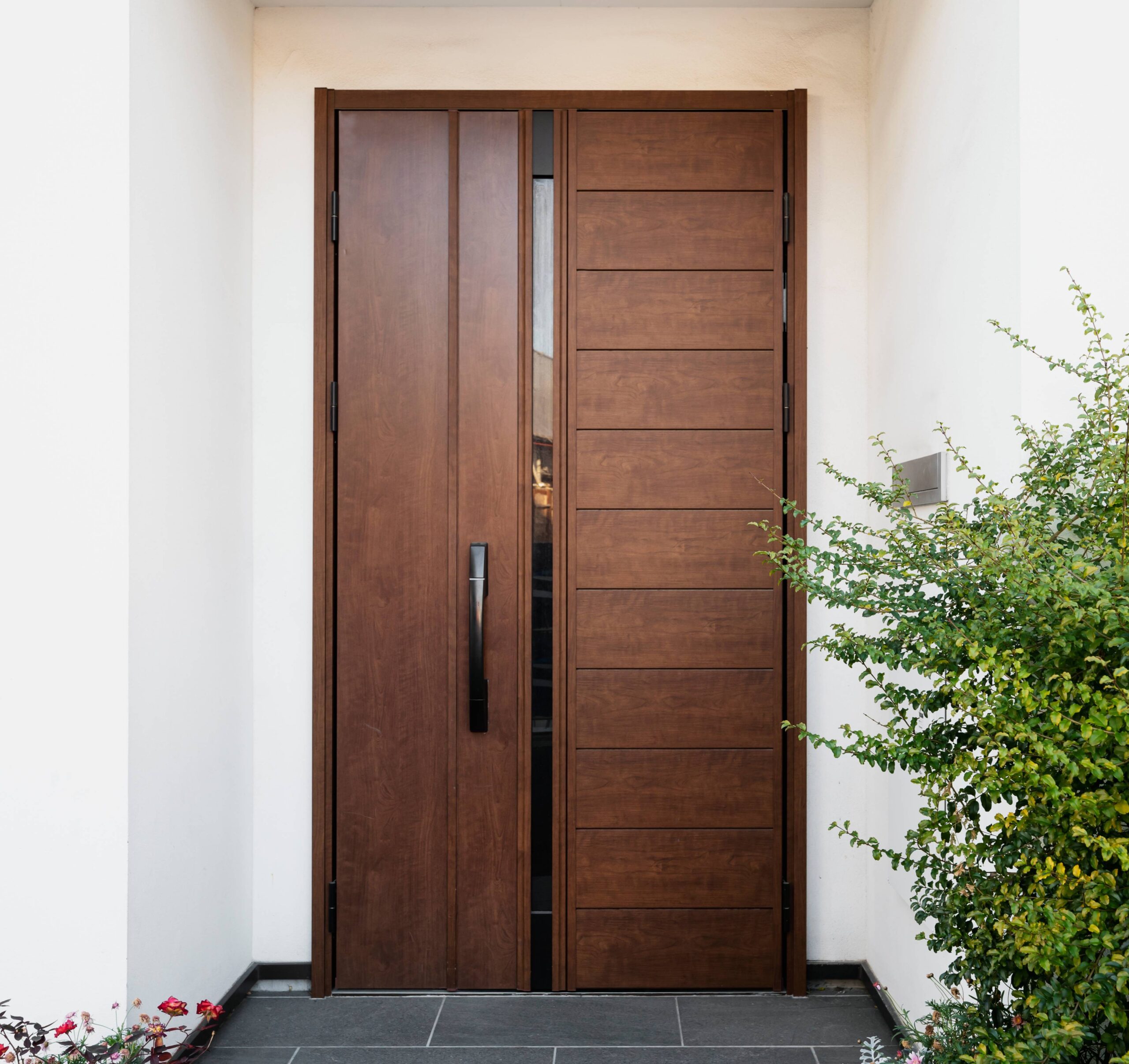 Znaki złodziei przy drzwiach – co oznaczają i jak się bronić?