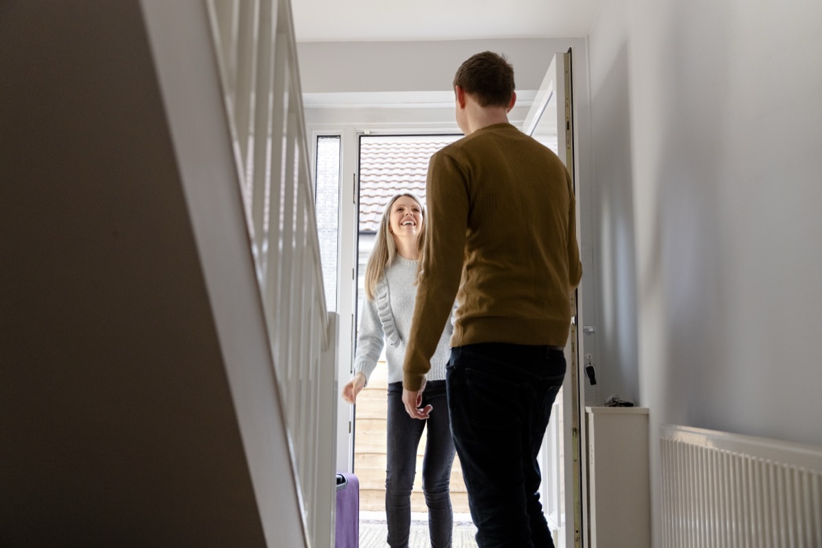Dlaczego drzwi odbijają przy zamykaniu? Rozwiąż problem