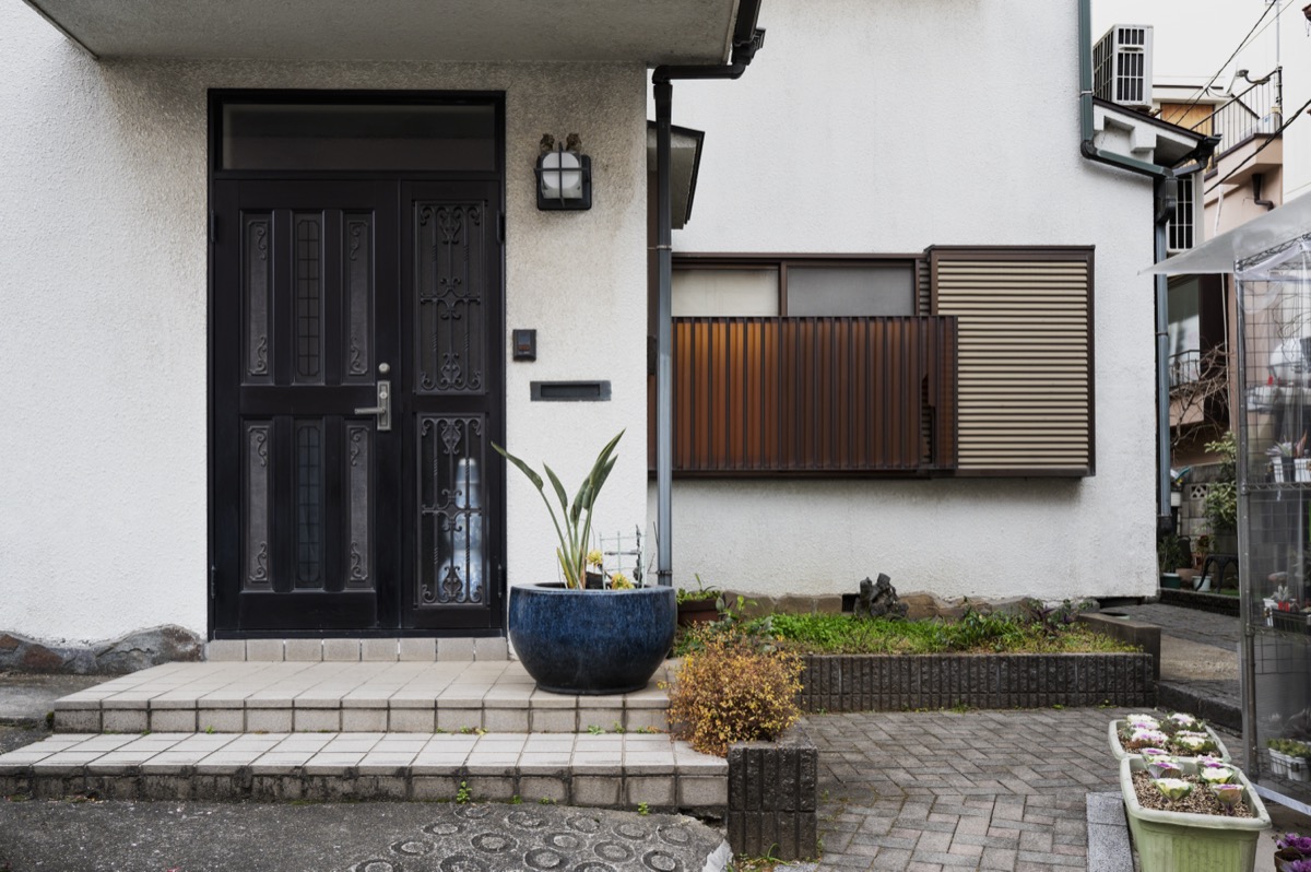 Montaż progu drewnianego w drzwiach wejściowych – jak to zrobić?