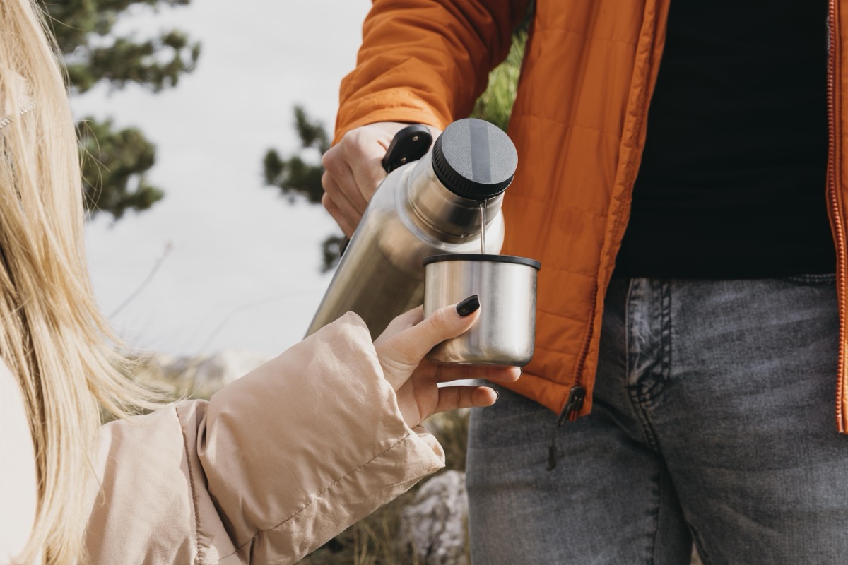 Jak wyczyścić nakrętkę od kubka termicznego? Praktyczne porady