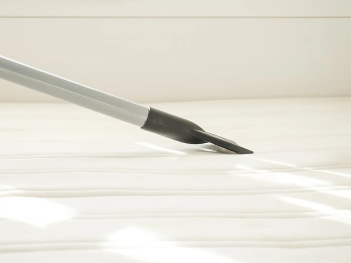 Czyszczenie materaca odkurzaczem ze śmieci i wełny