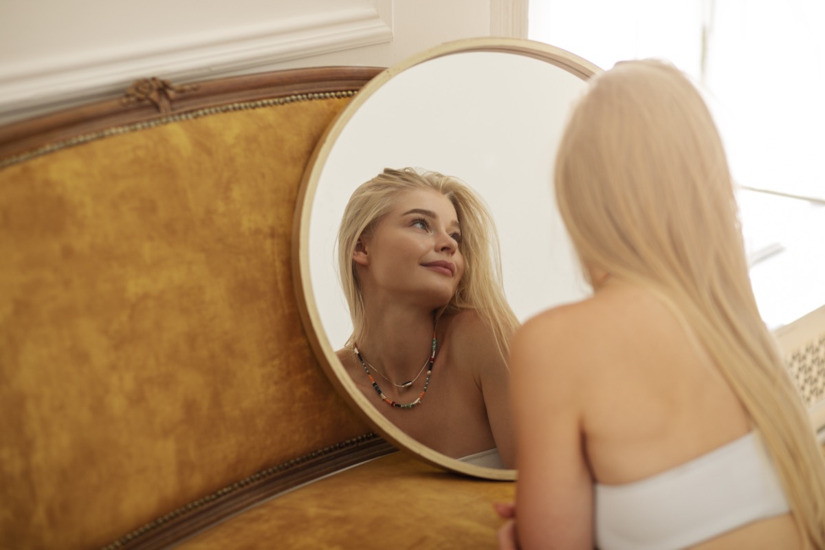 Czym przykleić lustro do płyty meblowej? Wybór kleju