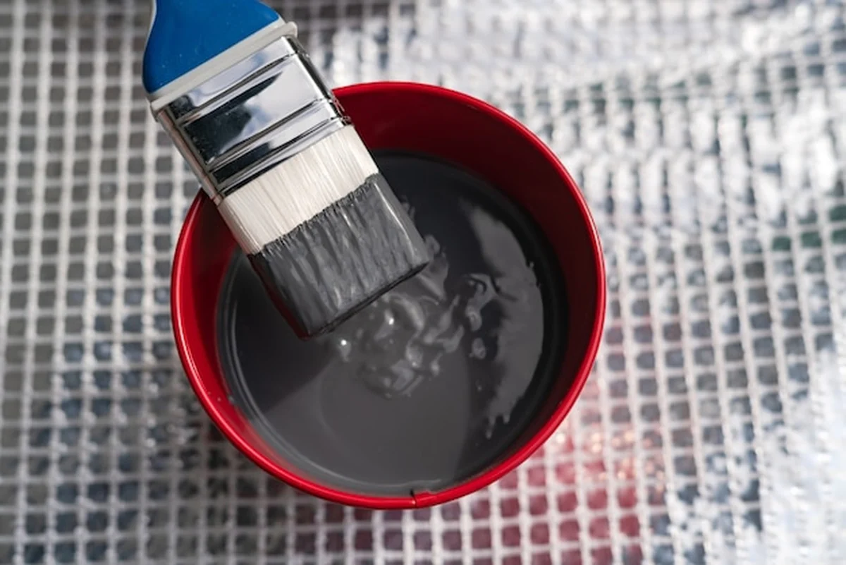 Pędzel i wiadro z farbą martwą