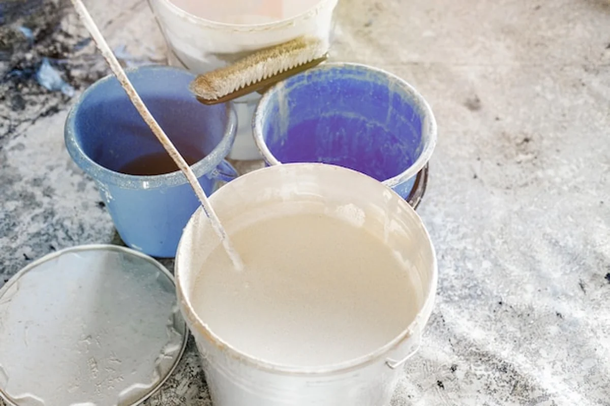 Wiadra z farbą i wapnem do malowania ścian