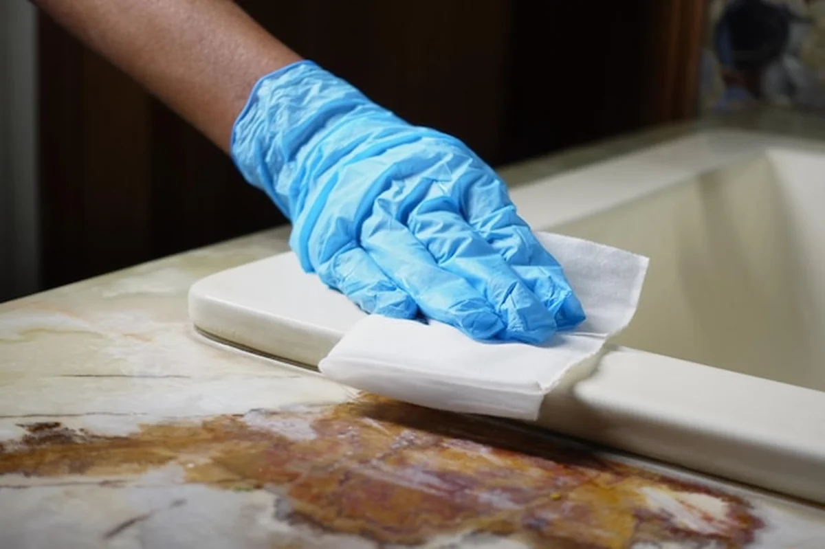 Jak odkleić umywalkę od blatu? Skuteczne sposoby