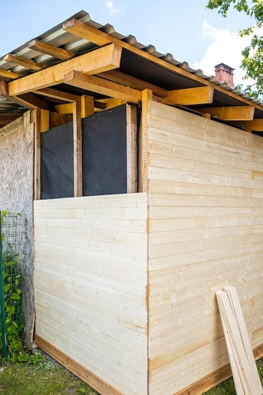 Drewniana ściana garażu z ramą i izolacją