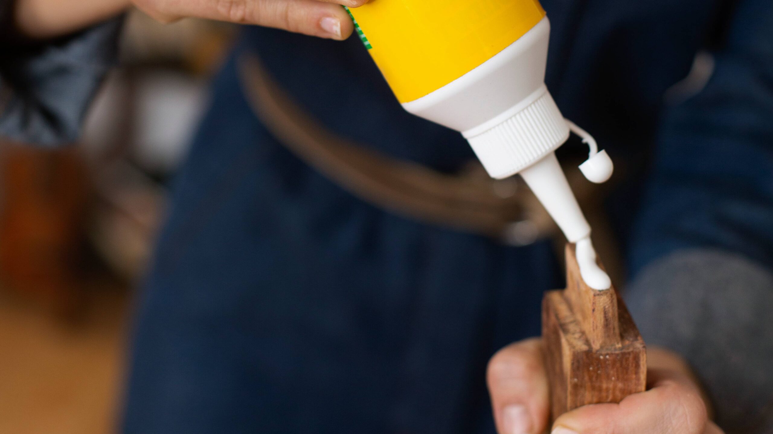 Jak zrobić domowy klej wikol do drewna? Prosty przepis