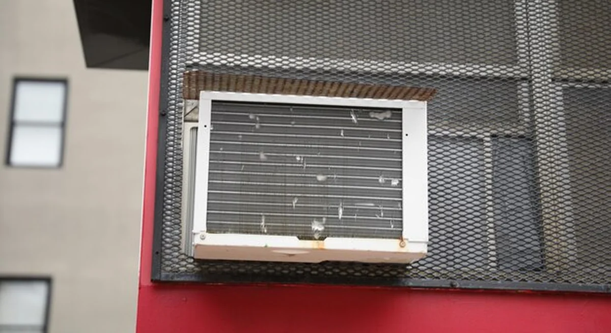 Klimatyzator na balkonie symbolizuje ulgę i nowoczesność