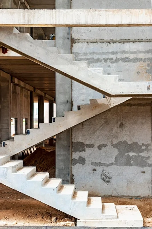 Betonowe schody w budynku żelbetowym i elementy konstrukcyjne