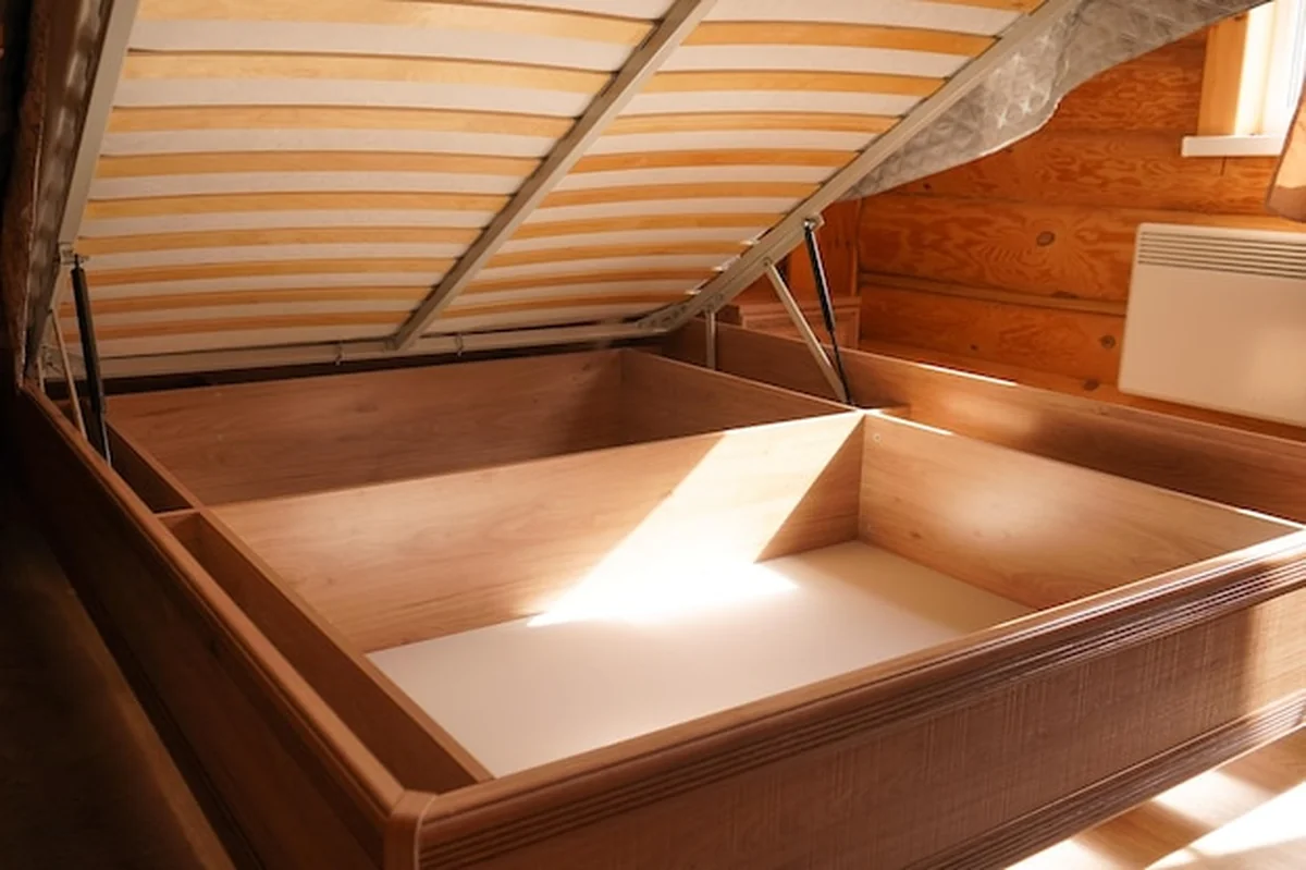 Beżowe drewniane łóżko z podniesionym materacem w pokoju