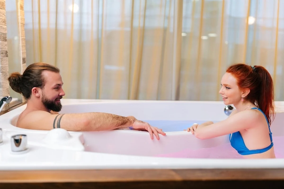 Młoda para w luksusowej wannie z hydromasażem