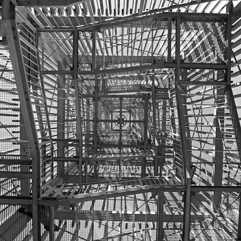 Jak łączyć zbrojenie wzdłuż w fundamentach budowlanych?