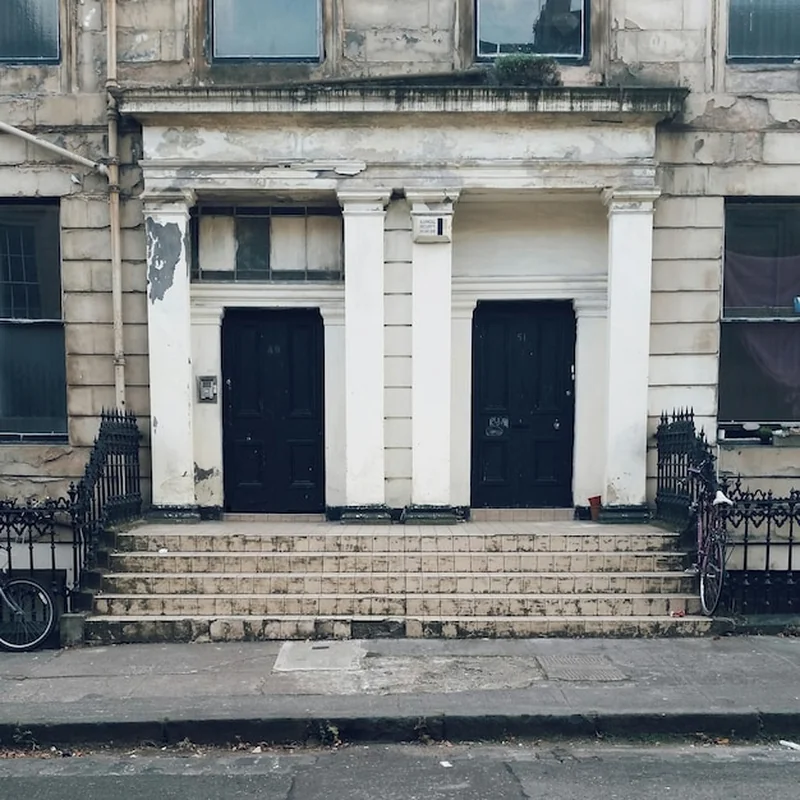 Jak zmierzyć wysokość górnej krawędzi elewacji frontowej?