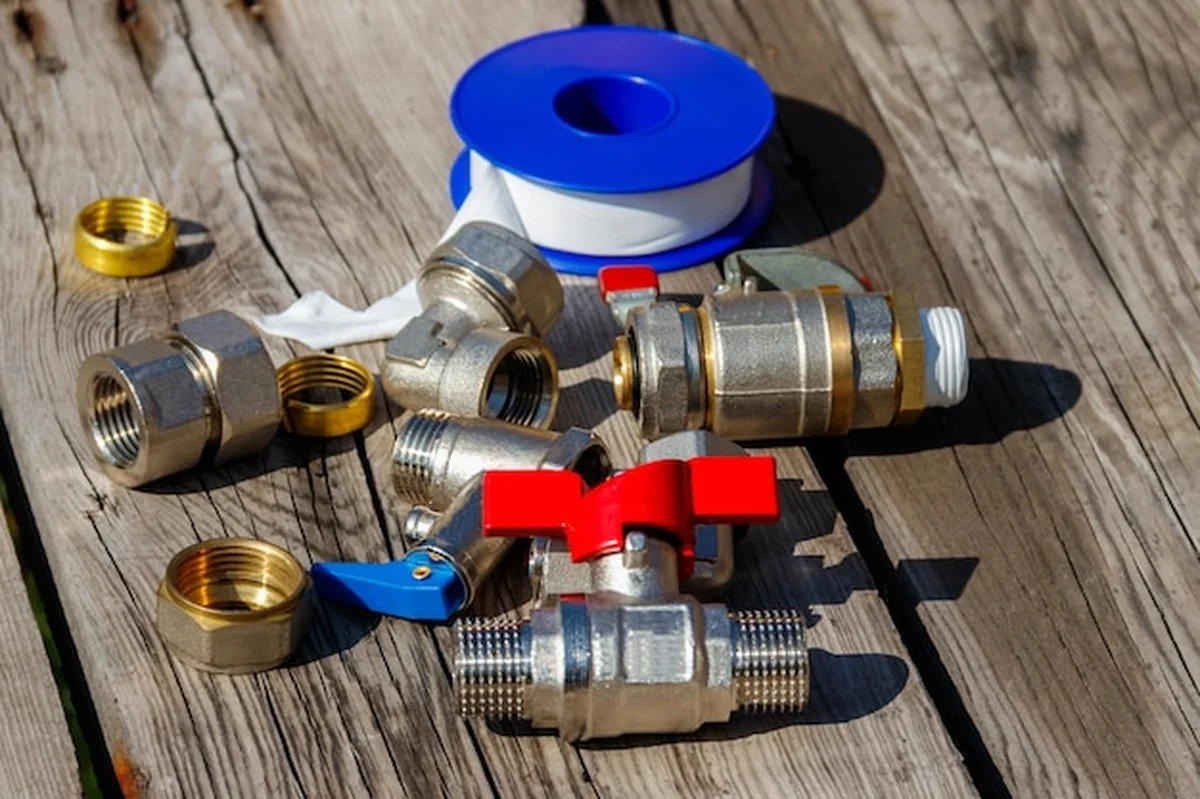 Części zamienne do hydrauliki na drewnianym tle