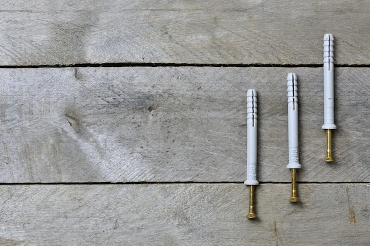 Kołki na drewnianej przestrzeni