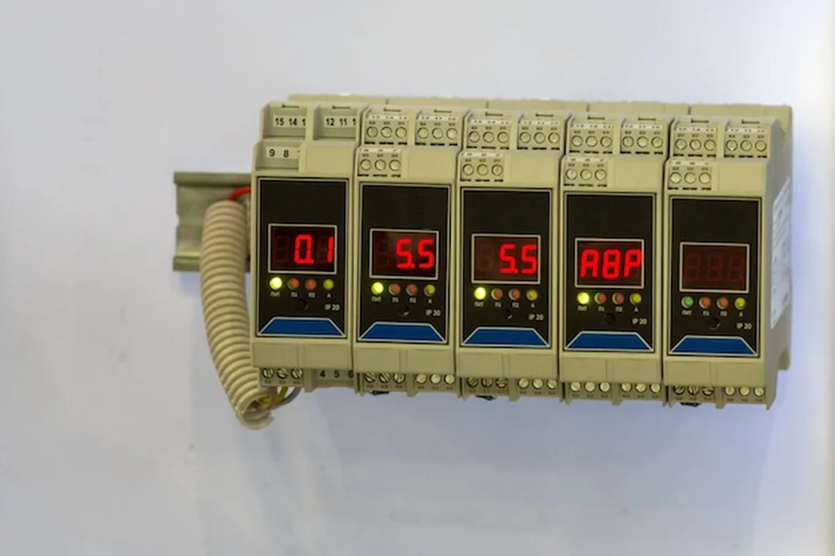 Stabilizator elektryczny z bliska, tranzystory lub rezystory