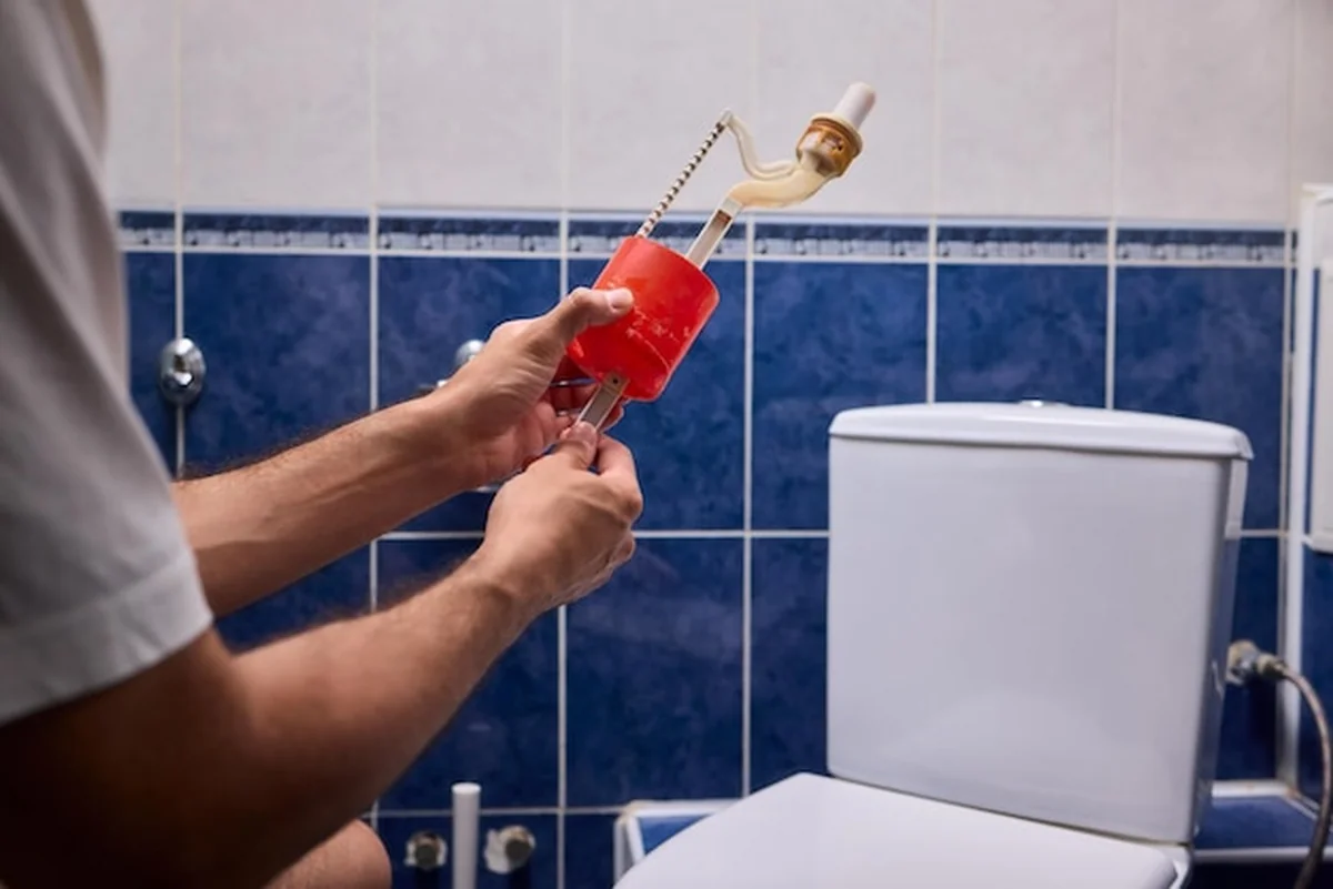 Skuteczna naprawa wycieku spod sedesu w domu