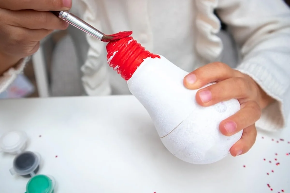 Rzemiosło dla dzieci: Bałwan noworoczny z żarówki - krok po kroku