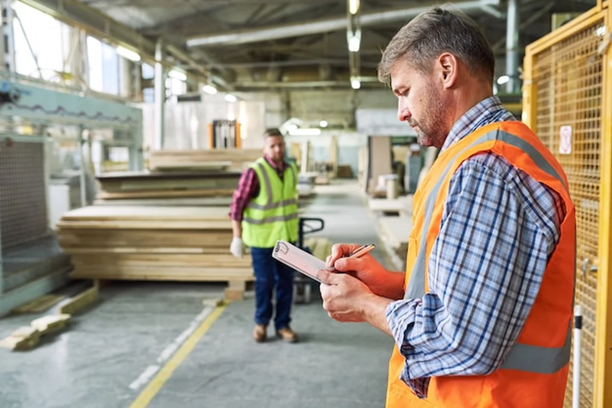 Materiały do wysyłki pracownika w magazynie