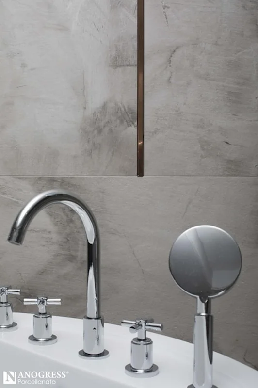 Nowoczesna łazienka z szarymi marmurowymi płytkami