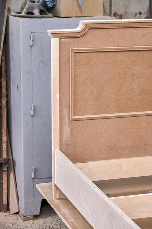 Profesjonalnie wykonane łóżko z MDF i sklejki w procesie produkcji