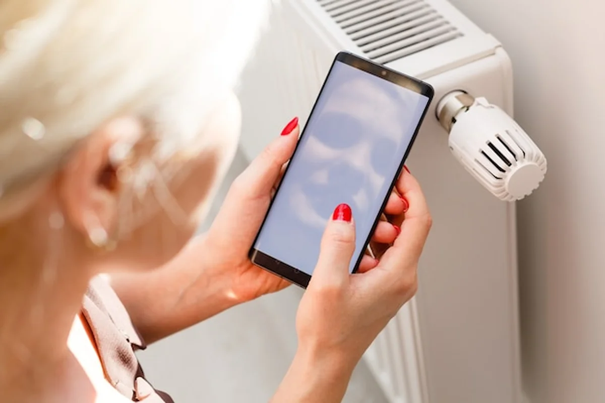 Wyświetlacz pokazujący zużycie energii i łącznik elektryczny w tablicy rozdzielczej