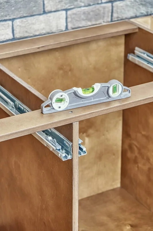 Detal mebli kuchennych montowany wg poziomu