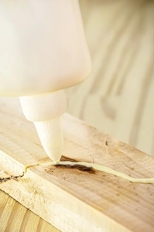 Nakładanie kleju na złamane drewno w makro zdjęciu