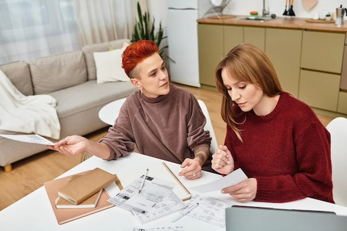 Młoda para planuje spędzenie czasu w swoim przytulnym mieszkaniu