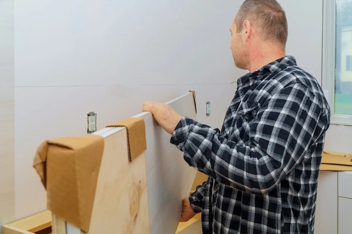 Wykonawca instaluje nowy blat kuchenny laminowany