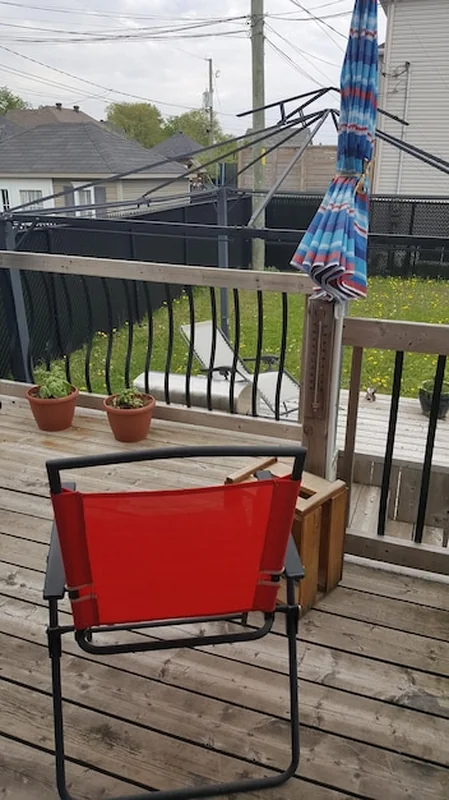 Krzesła i stoły na tarasie