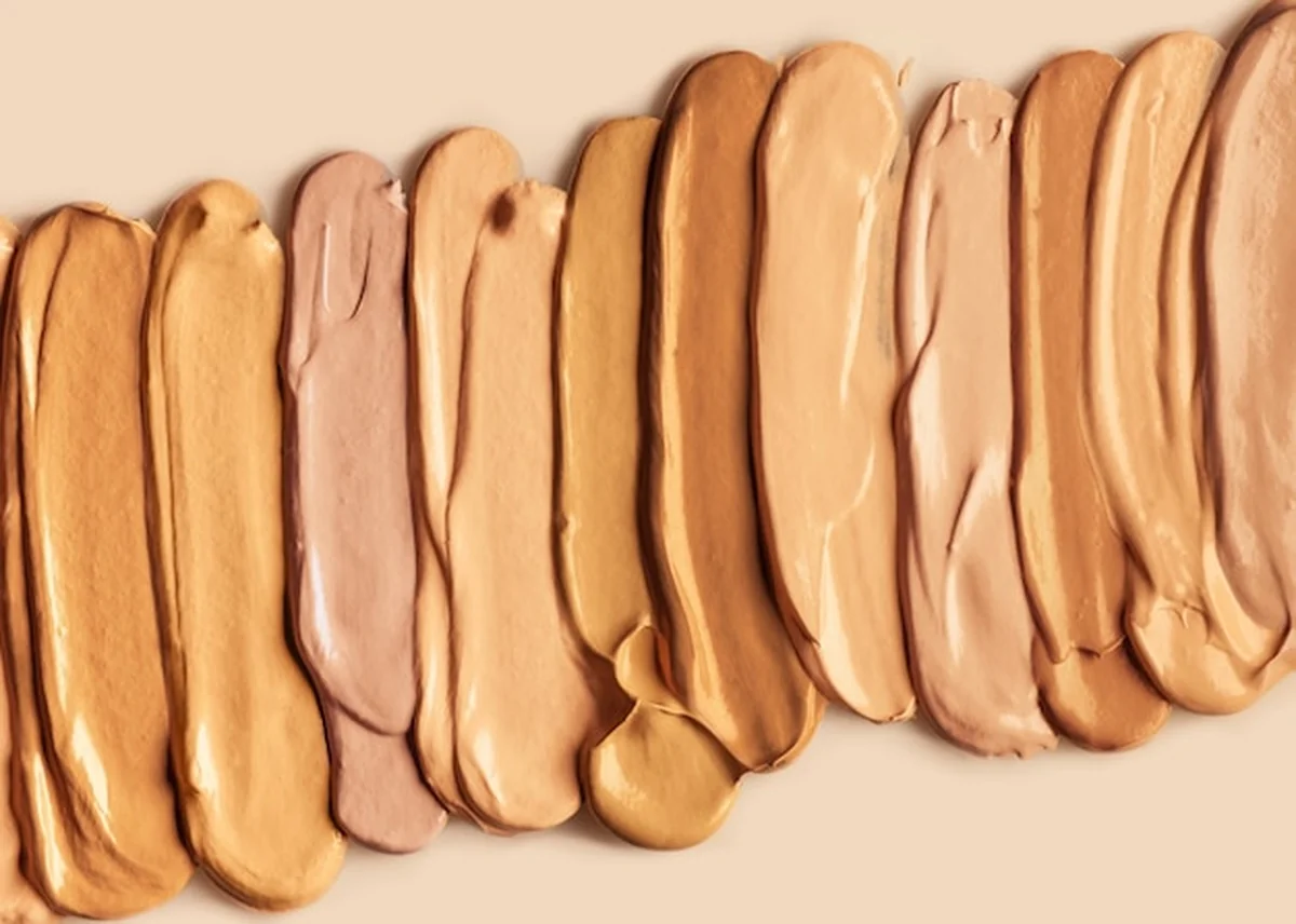 Podkład w kremie na białym tle idealnie pasujący do beżu