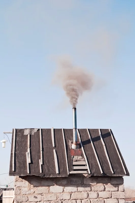 Dym wydobywający się z wiejskiego komina