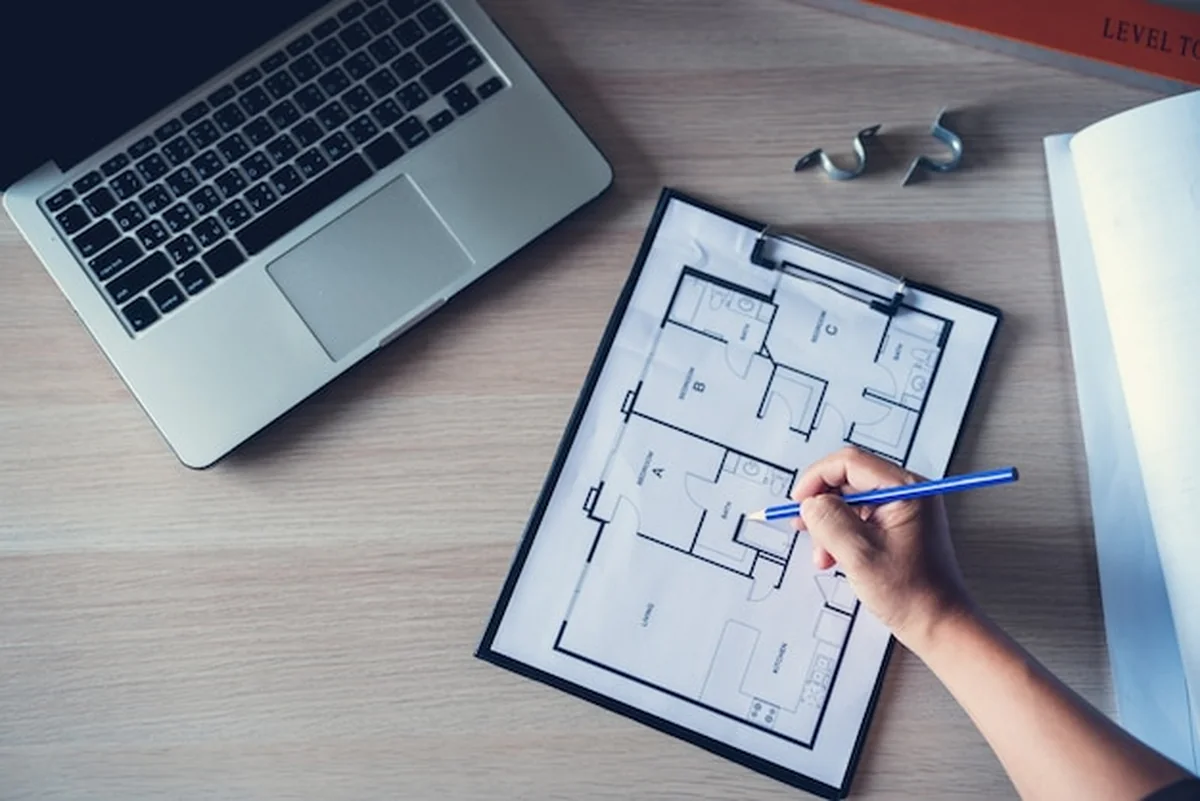 Architekt i inżynier pracują nad dokumentem rysunkowym