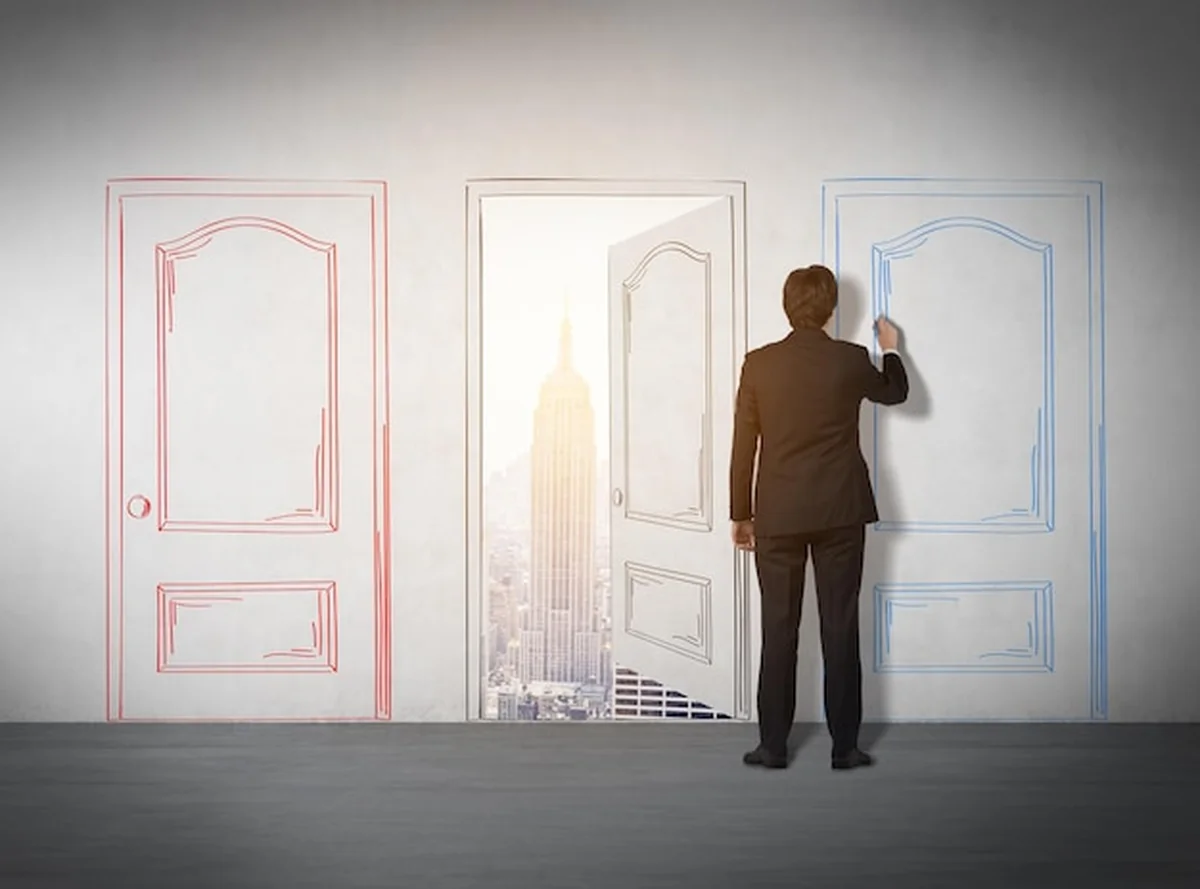 Mężczyzna rysuje drzwi na ścianie