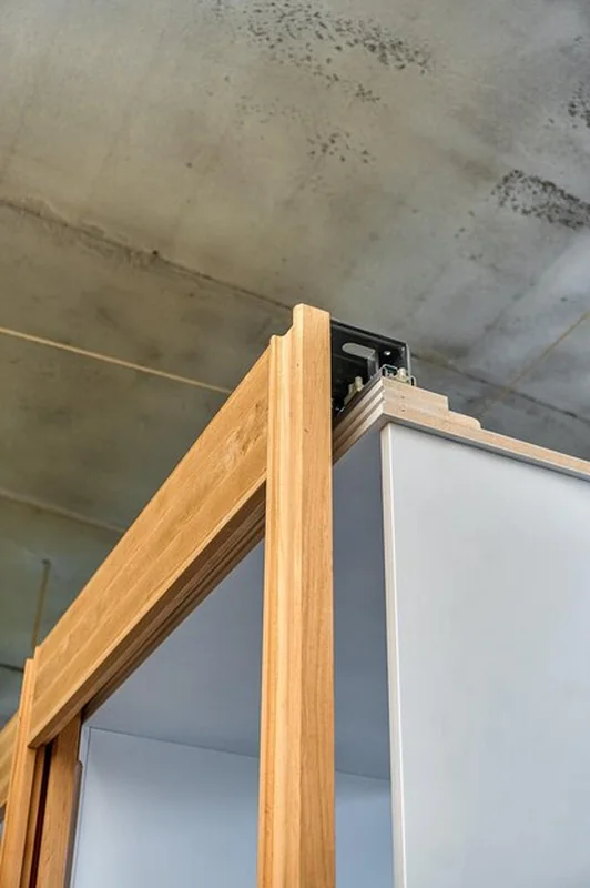 Nowoczesna szafa z przesuwnymi drzwiami w bliskości warsztatu podczas produkcji