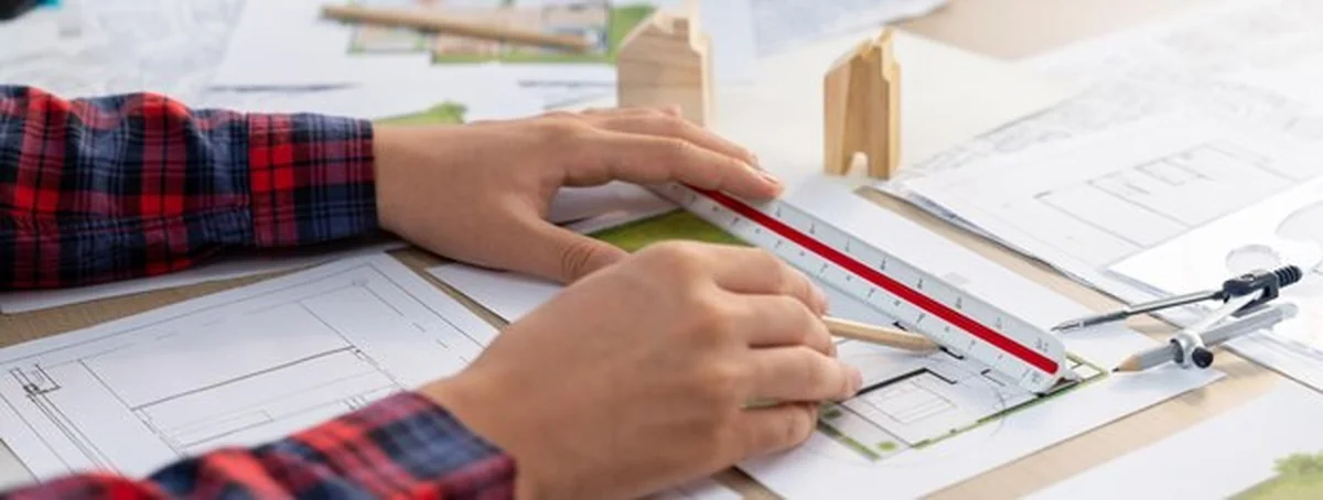 Ręka architekta inżyniera z linijką rysuje plan