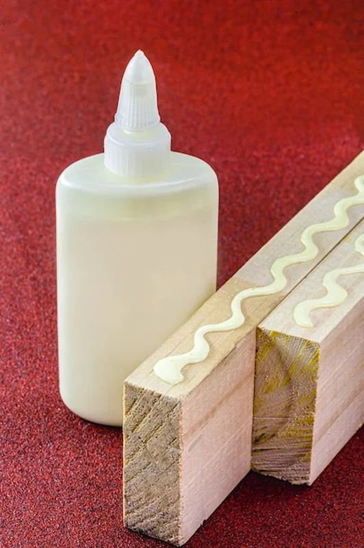 Klej do drewna na papierze ściernym w kontekście stolarki i pracy ręcznej