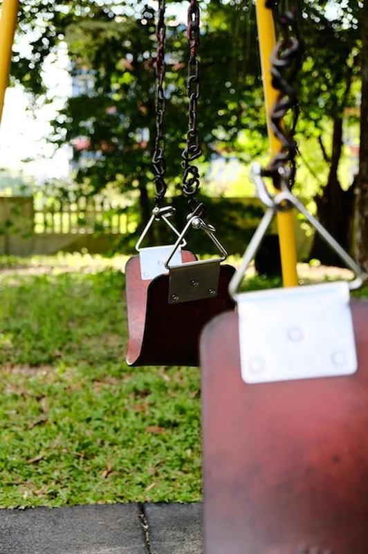 Huśtawka z łańcuchem z napisem „huśtawka”