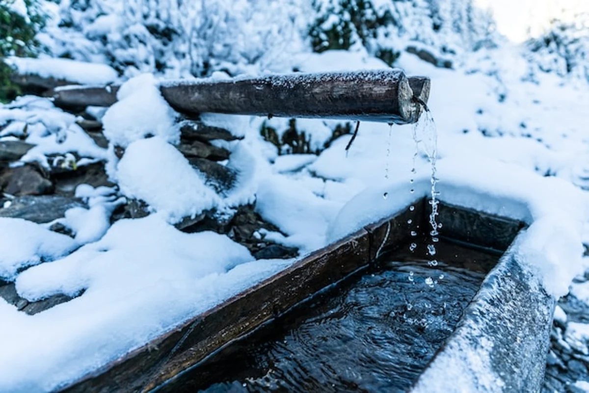 Małe źródło z czystą chłodną wodą w Karpatach