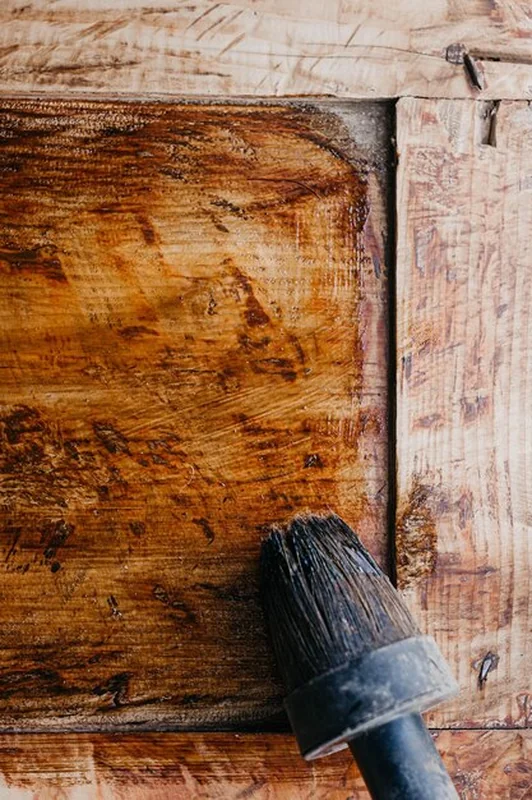 Drzwi z lakierem do renowacji mebli antycznych