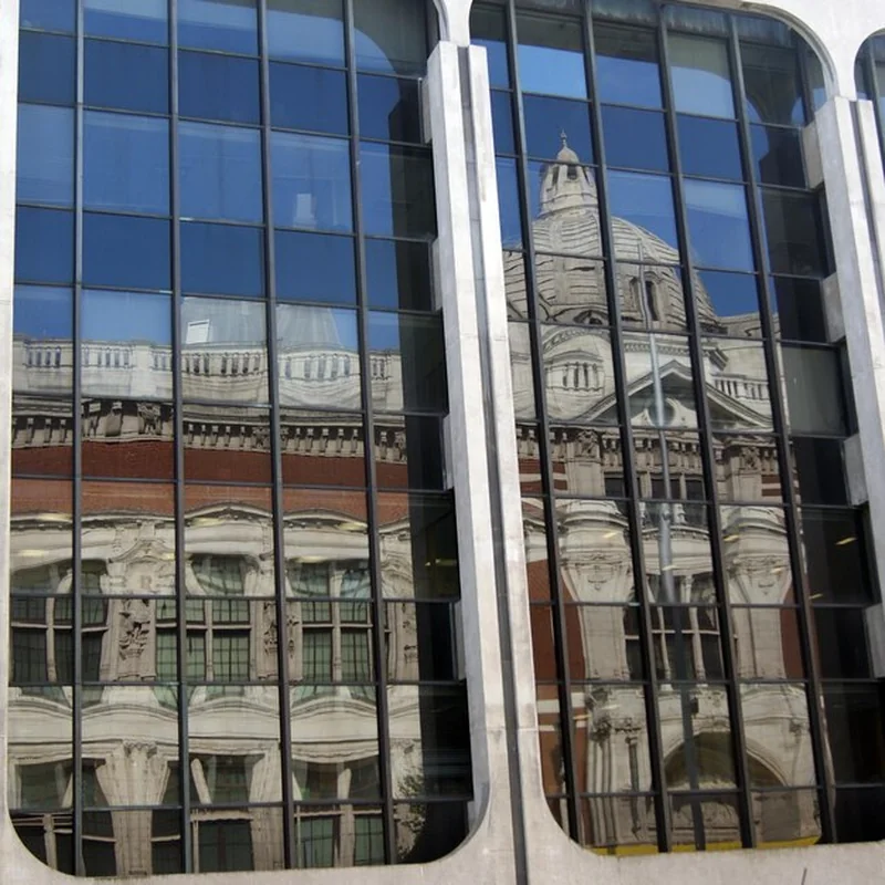 Odbicie budynków na szybie