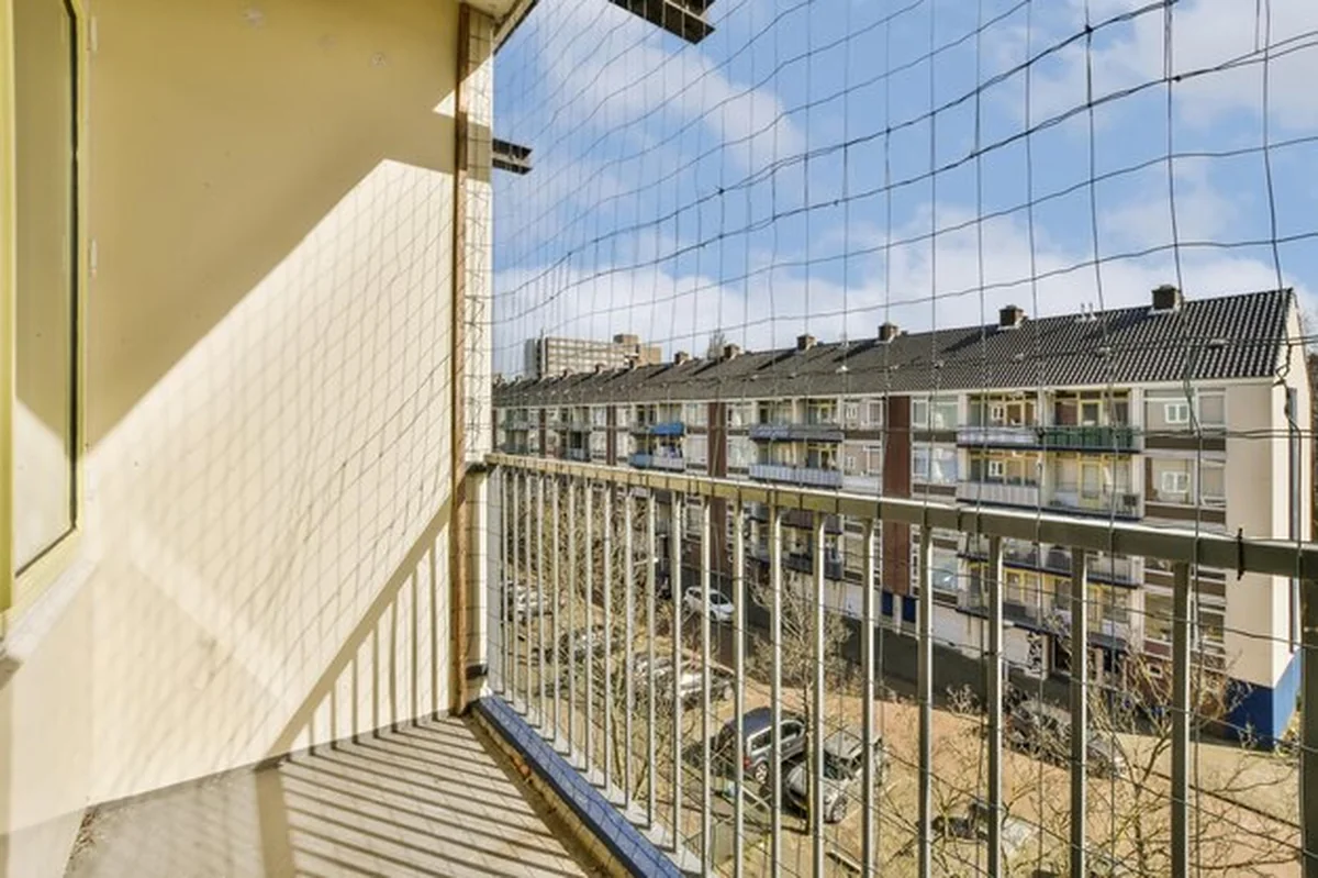 Balkon z widokiem na ulicę i zabudowania