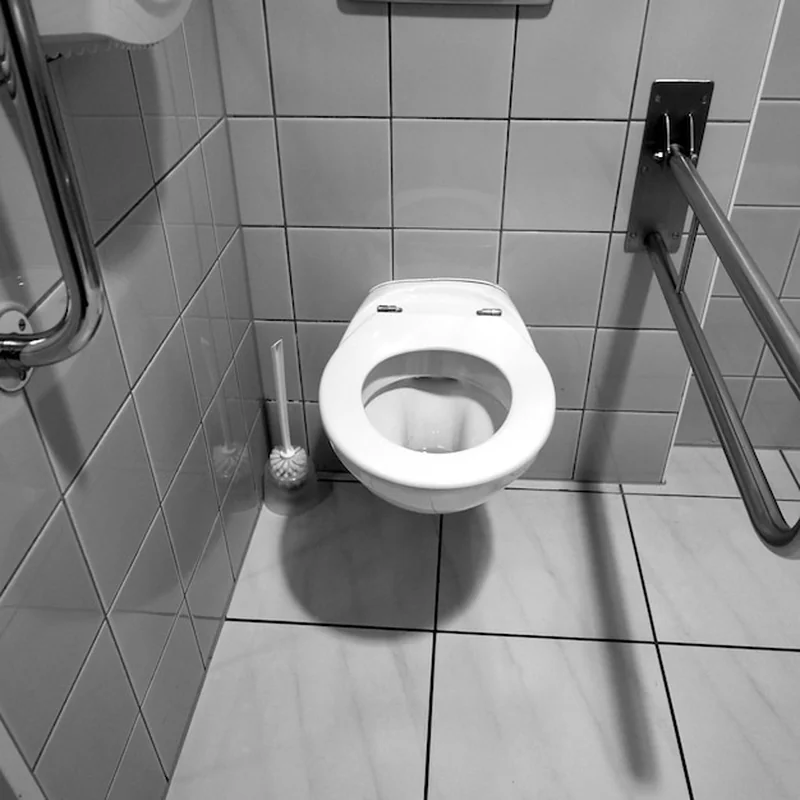 Sedes przecieka przy podłodze? Sprawdź, co robić z cieknącą wodą