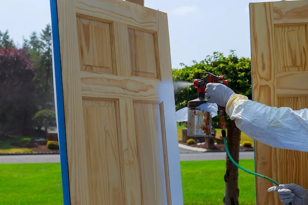 Pistolet natryskowy do malowania drewnianych drzwi