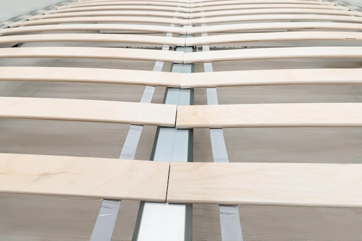 Drewniana podstawa łóżka z zębatką