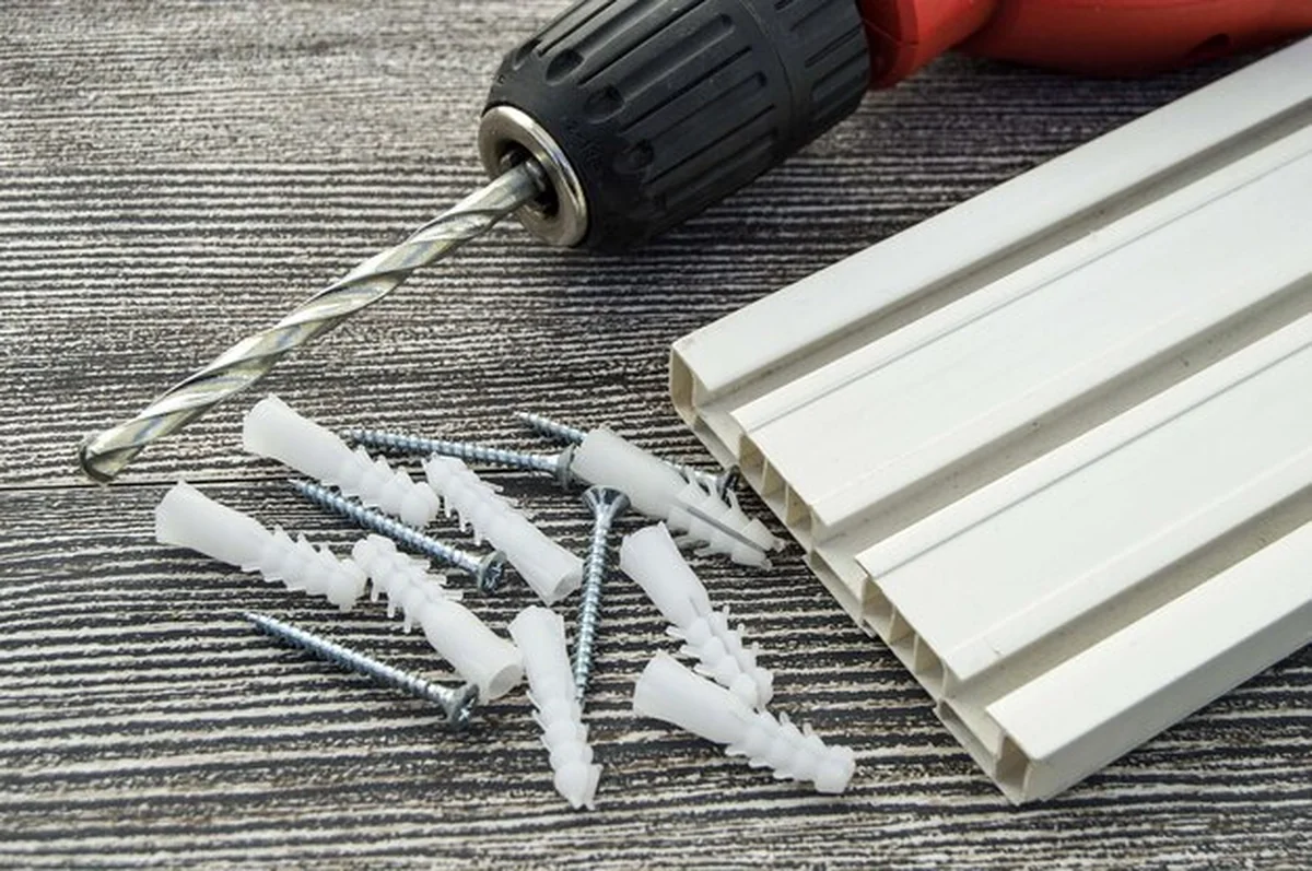 Materiały do zainstalowania śrub do kołków rozporowych i śrubokrętów