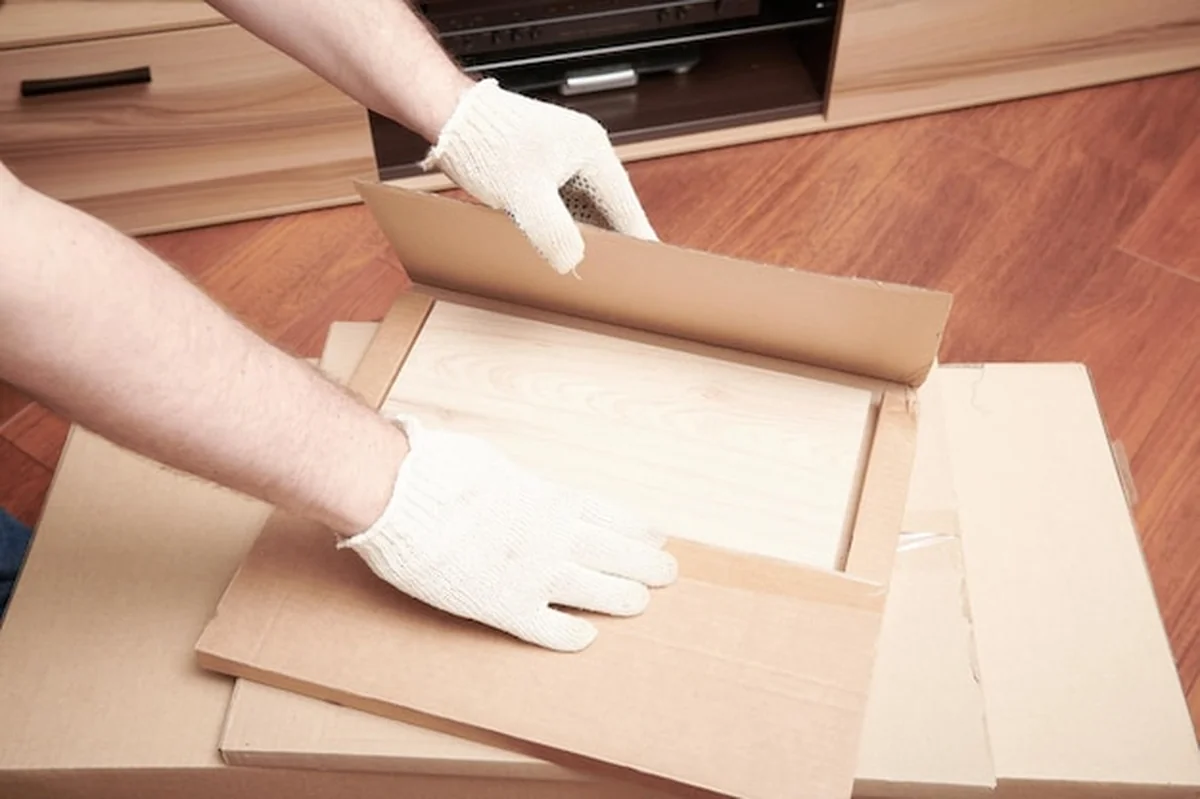 Pudełko do rozpakowywania mebli z półką do samodzielnego montażu