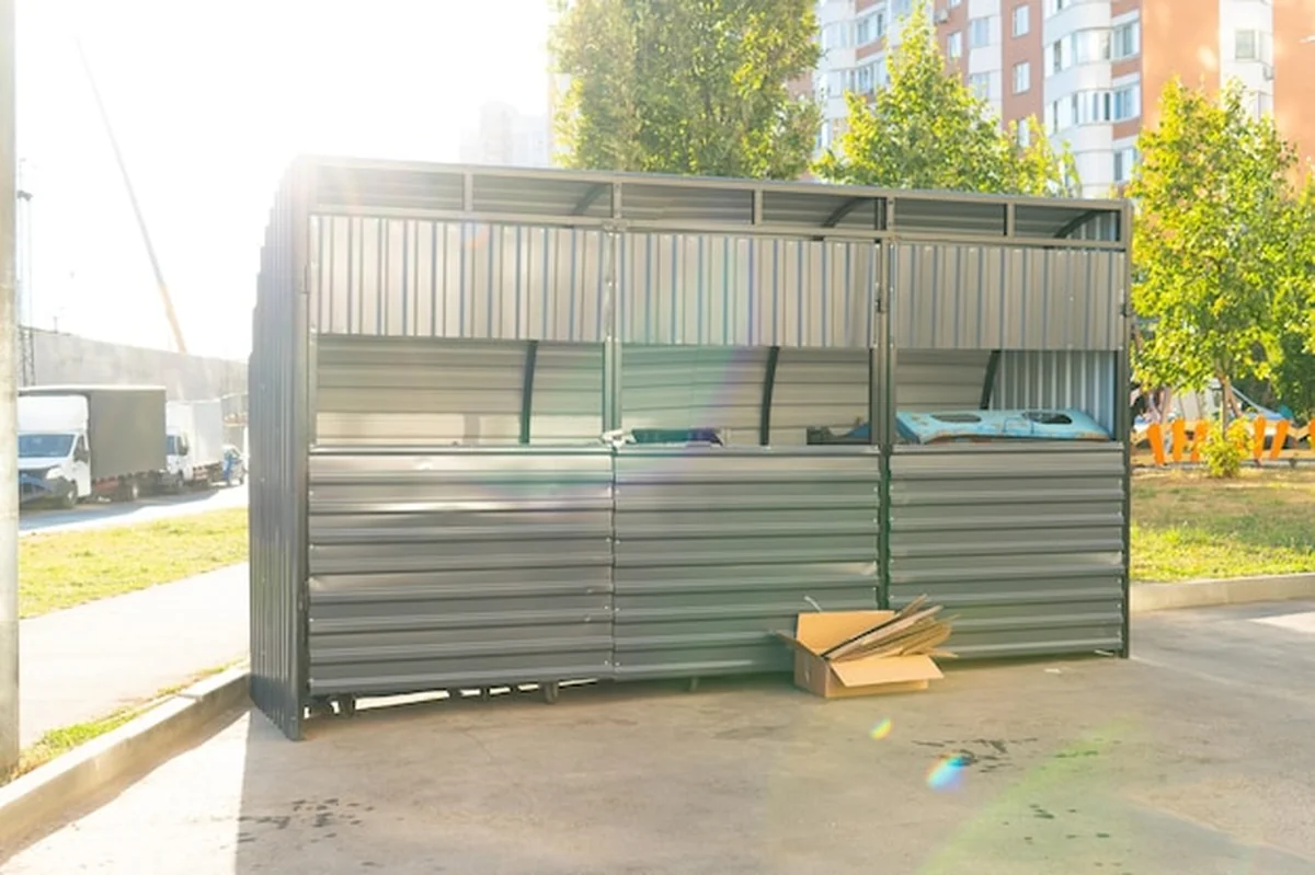 Przemysł środowiskowy - stos materiałów do recyklingu i usuwania odpadów